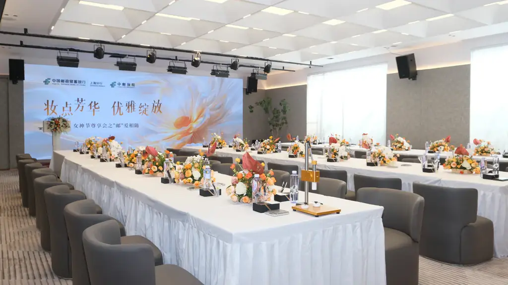 邮储女神节客户私享会的长桌、白色桌布、花艺与活动主屏
