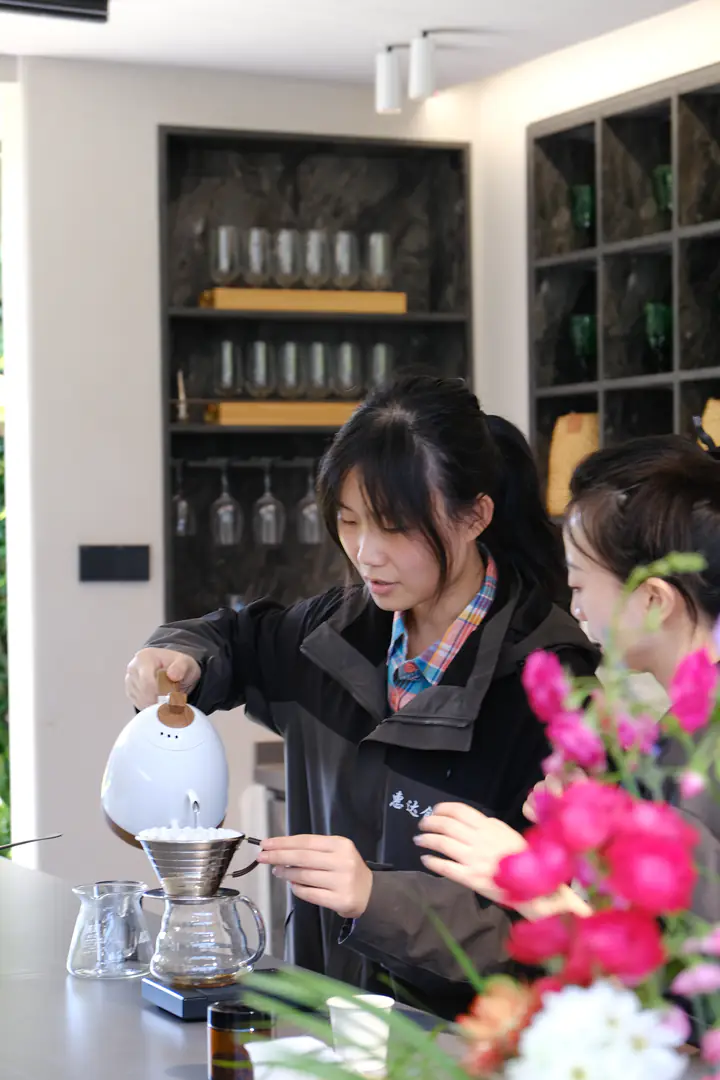 吧台前的手冲咖啡示范