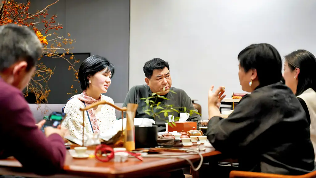 沙龙空间里围桌品茶交流