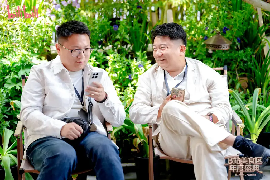 B站美食区活动来宾在绿植围绕的花园座椅上交流