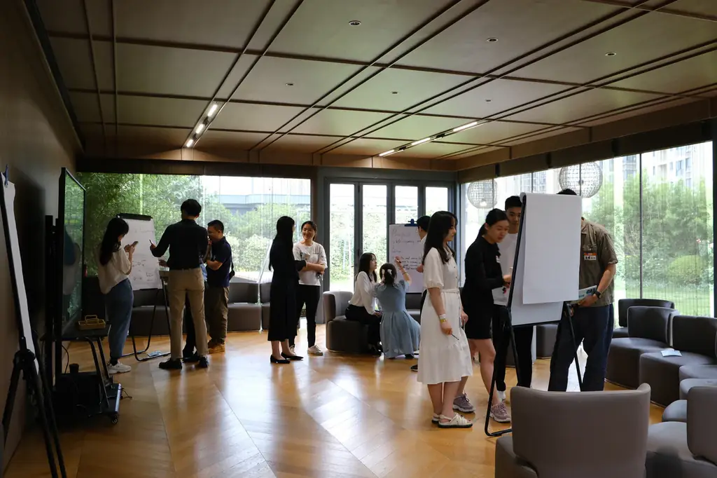 光空间活动实拍：参加者分组交流，窗外可见花园