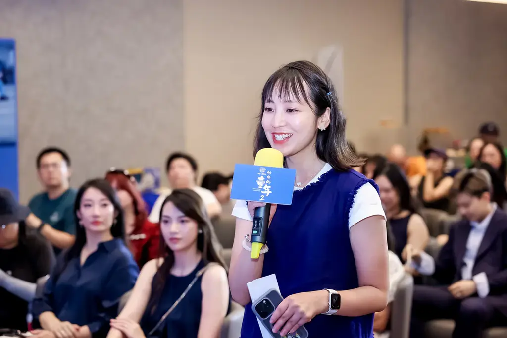 观影交流现场的观众手持主题话筒发言
