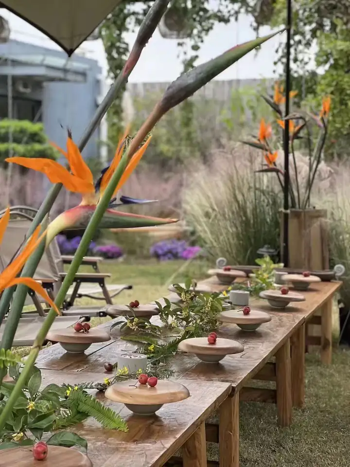 花园长桌上的餐具与花艺